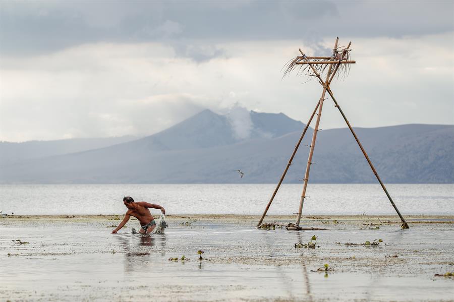 Evacúan cerca de 100.000 de la región filipina tras erupción del volcán