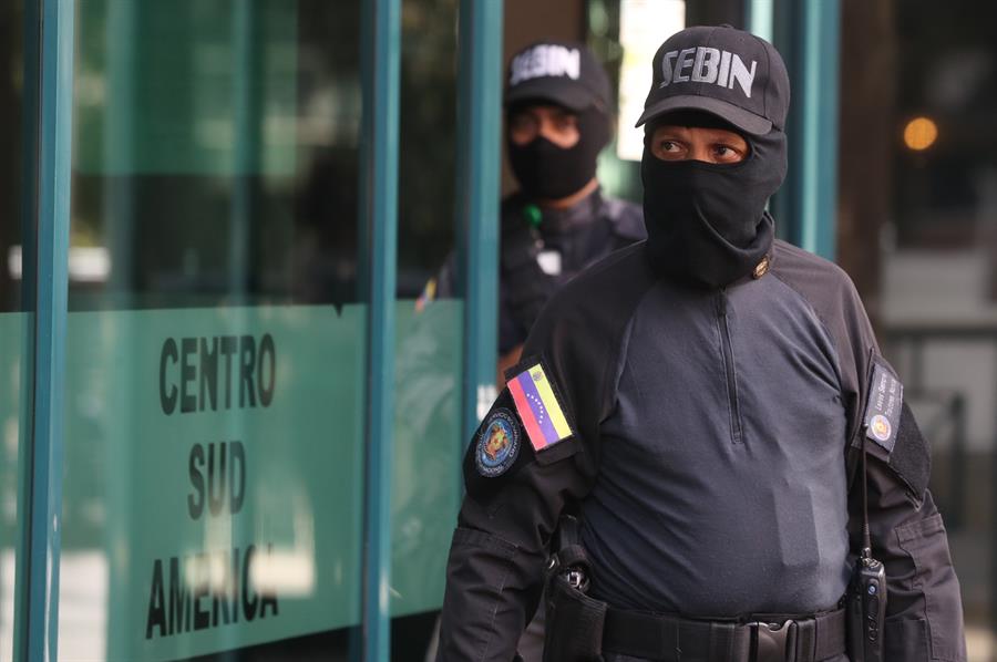 Policía de inteligencia allana oficina de Guaidó