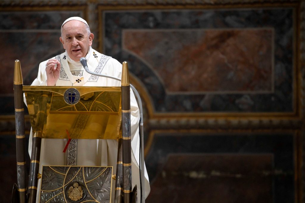 Papa denuncia países que tratan a migrantes como amenaza