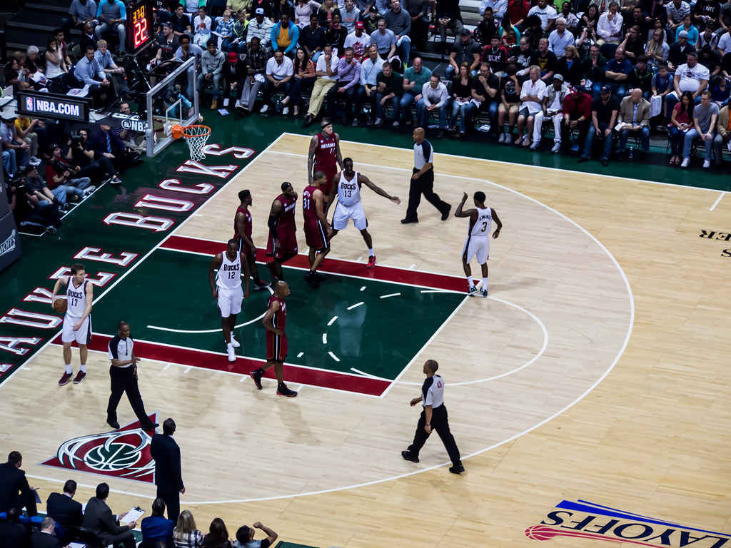 Bucks se afianzan y Pistons logran su mejor anotación