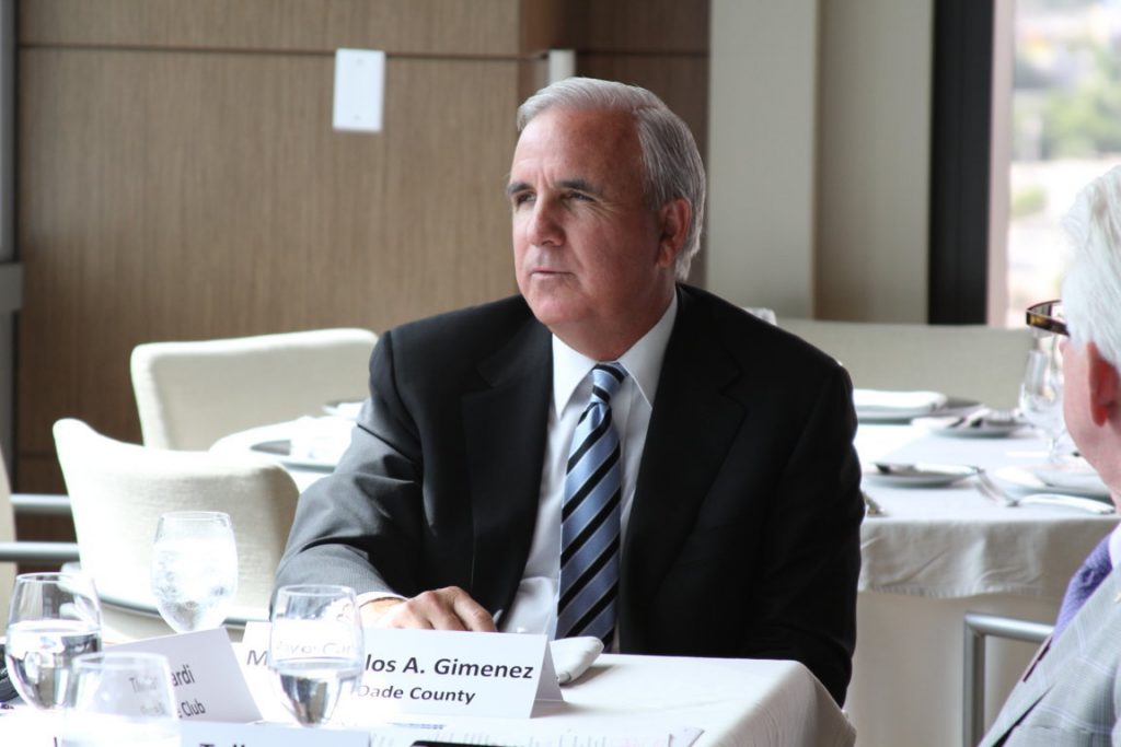 Miami-Dade planea reabrir negocios en pleno auge de contagios