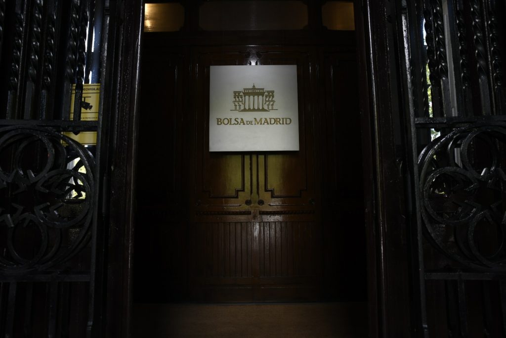 Ibex 35 cede 0,42 % a media sesión, cerca de perder 9.500 puntos