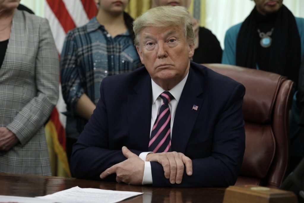 Trump firmó orden que suspende la inmigración legal a EEUU