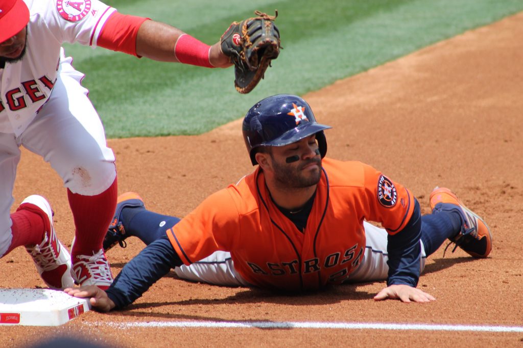 Altuve niega el uso de dispositivo electrónico para robar señas