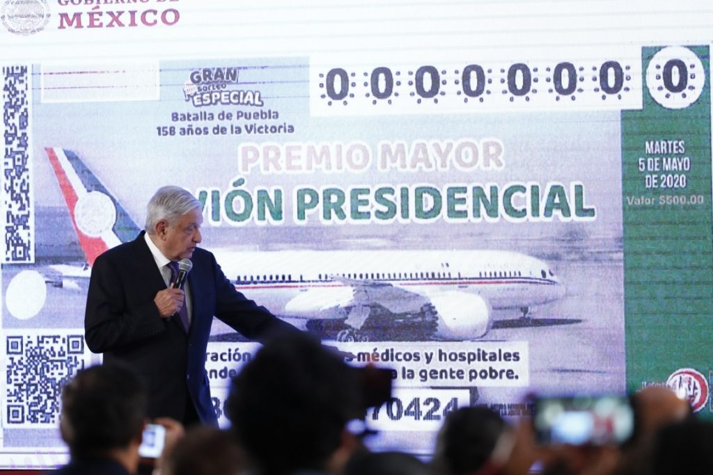 López Obrador muestra diseño de billete para sorteo de avión presidencial