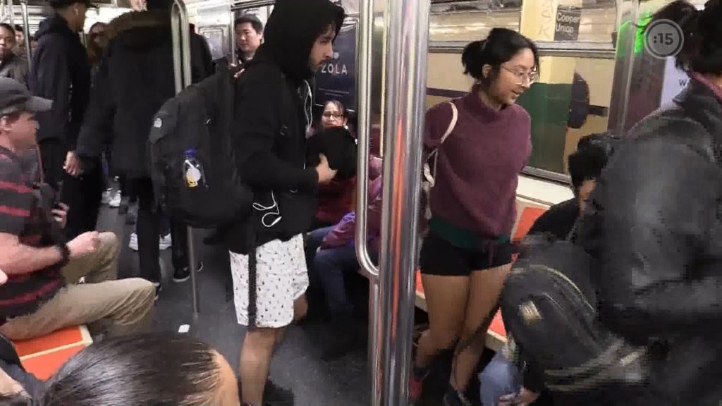 Miles de neoyorquinos se apuntan al día sin pantalones en el metro