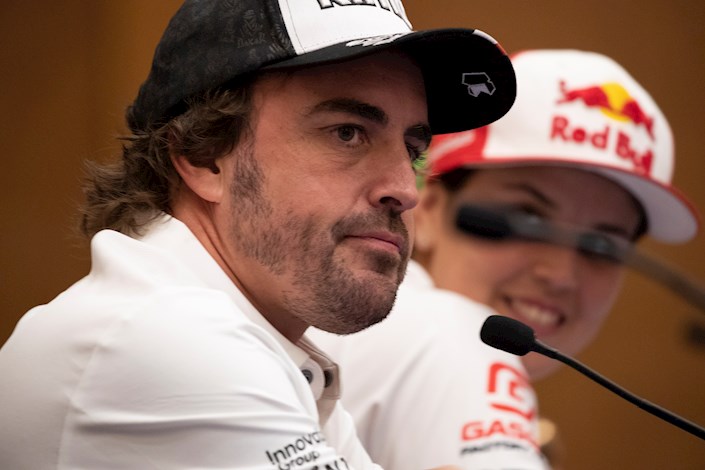 Alonso: "Tengo que pellizcarme para creer que estoy entre los 6 primeros del Dakar"