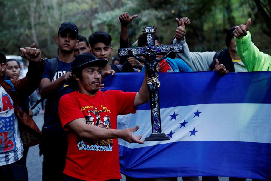 Cristo Negro encabeza la caravana de migrantes hondureños por Guatemala