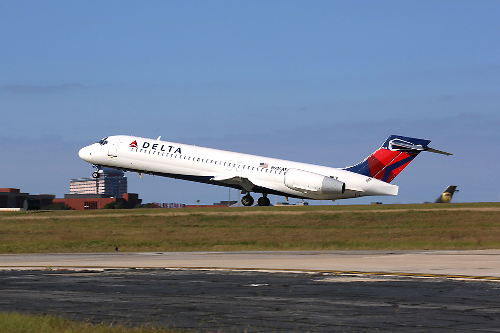 40 afectados en Los Ángeles por combustible de avión en emergencia