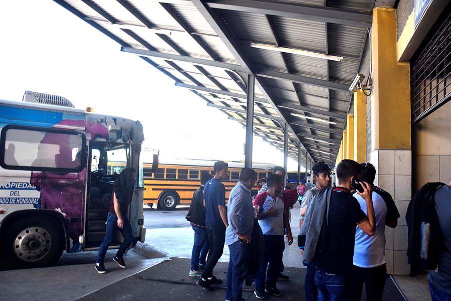 Inmigrantes hondureños se agrupan para salir en nueva caravana hacia EEUU
