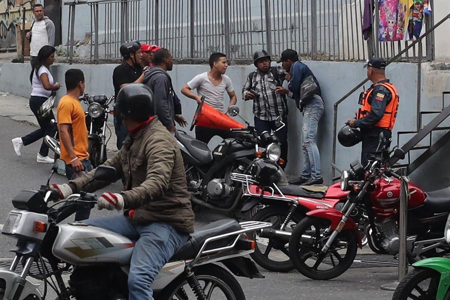 Civiles armados atacan diputados para evitar su entrada a la AN