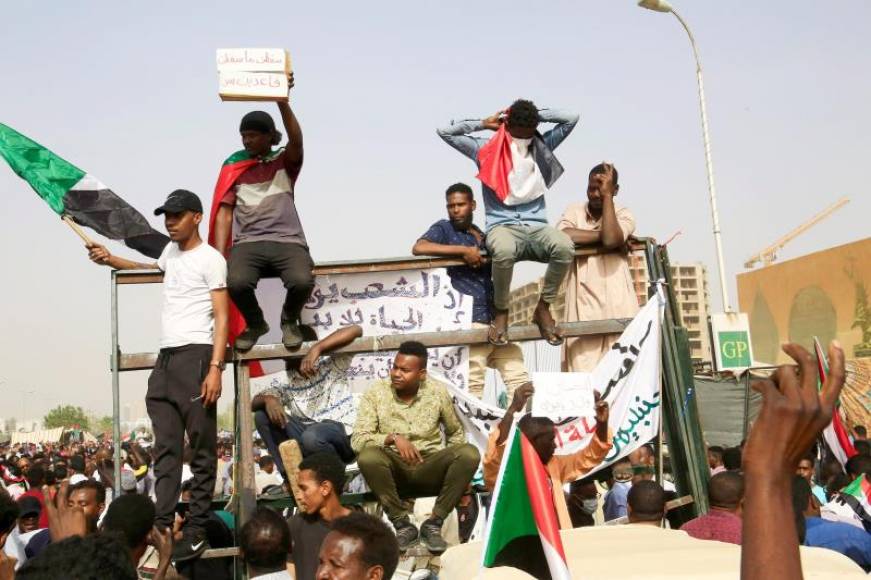 Miles de islamistas y seguidores de Al Bashir protestan contra nuevo Gobierno