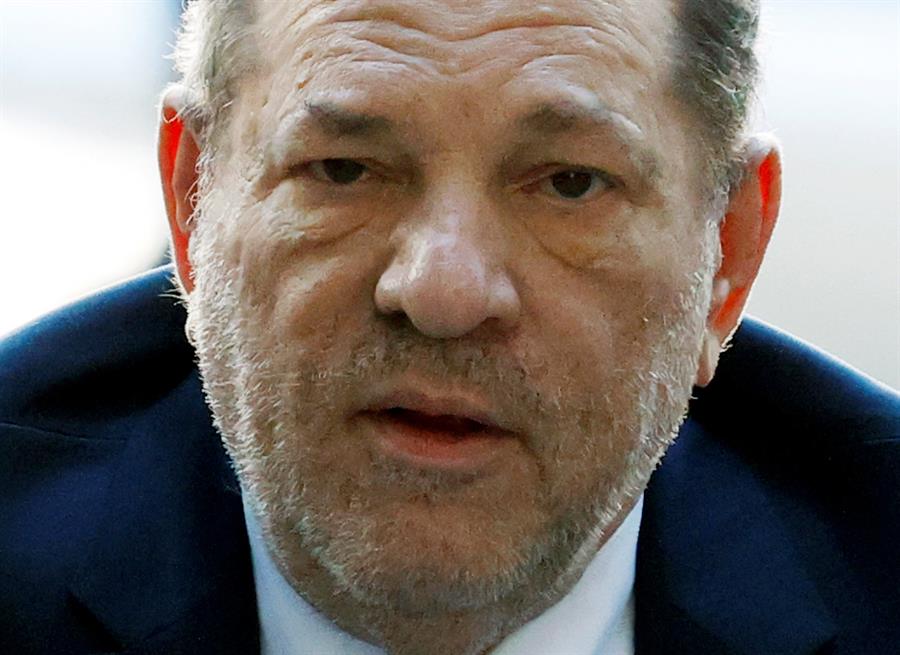Un confundido y apagado Weinstein ocupa su tiempo con lectura tras veredicto