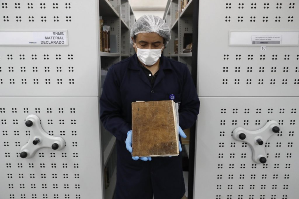 En fotos: Vuelve a Perú un manuscrito perdido de los incas