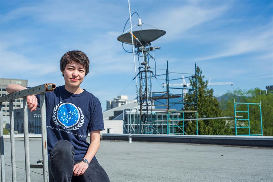 Estudiante de 23 años descubre 17 planetas, uno similar a la Tierra
