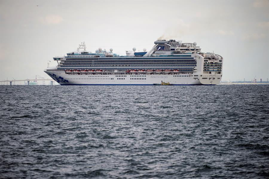 Al menos 10 contagiados de coronavirus en el crucero japonés en cuarentena