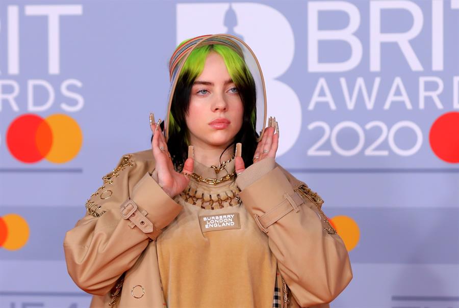 Billie Eilish abruma en los BRITs cantando a James Bond
