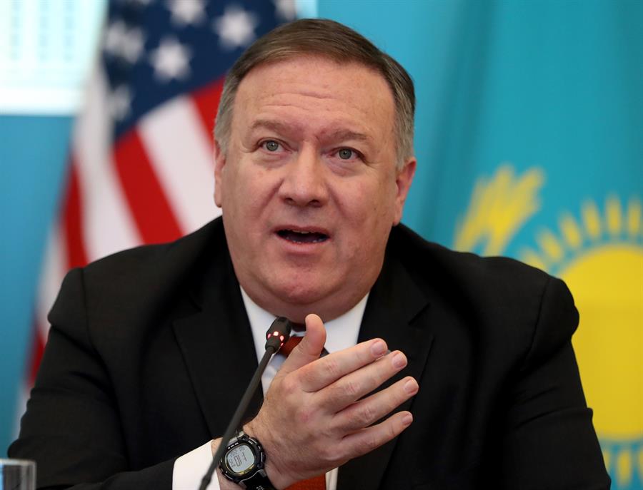Pompeo insta a los talibanes a comprometerse con la paz