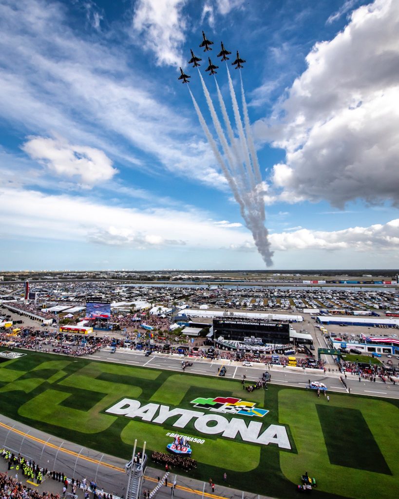 "¡Enciendan sus motores!", dijo Trump en las 500 Millas de Daytona