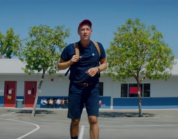 Chris Martin regresa al colegio y escapa del bullying gracias a su imaginación en lo nuevo de Coldplay