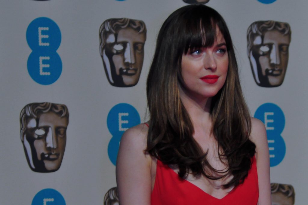 Dakota Johnson revela que su abuela vive con 13 grandes felinos