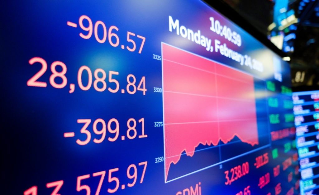 Wall Street abre en rojo y Dow se desploma casi 1.000 puntos por coronavirus