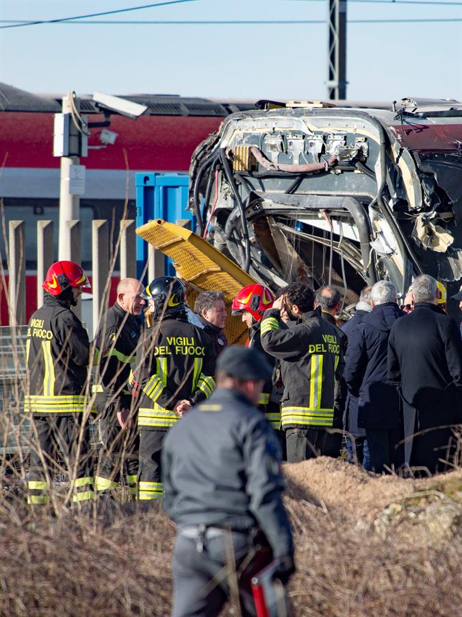 Dos muertos y 27 heridos por descarrilamiento de tren en Italia