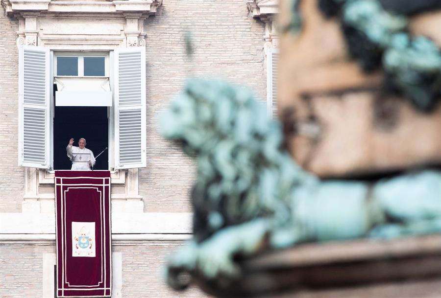 Hombres casados no pueden ser sacerdotes, dice el papa