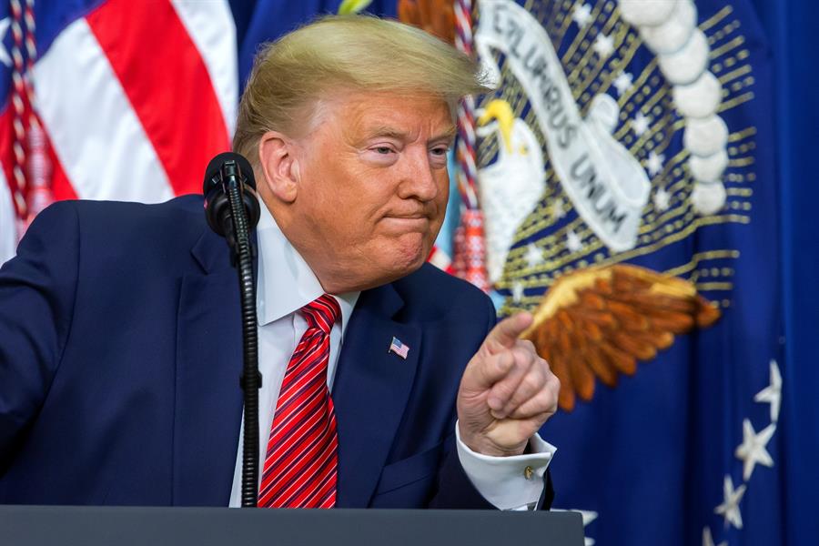 Trump respalda a iglesia que da misa por radio a creyentes en su aparcamiento