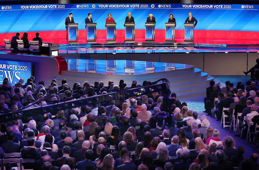Vuelan cuchillos en primer debate demócrata con primarias en marcha