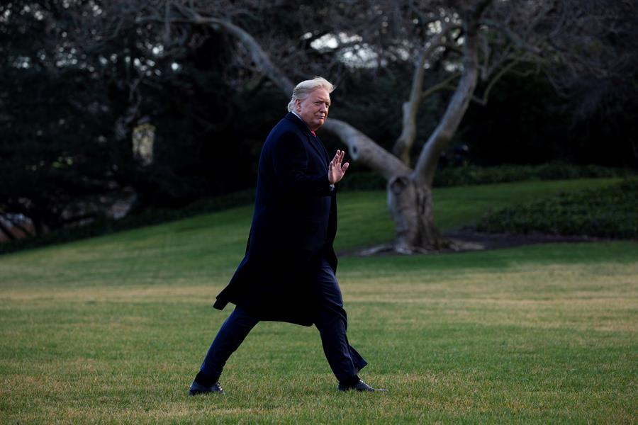 Trump destituye a dos testigos de su juicio político