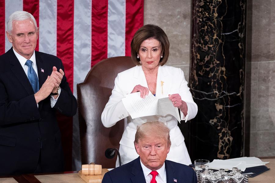 Pelosi rompe el discurso de Trump sobre el Estado de la Unión