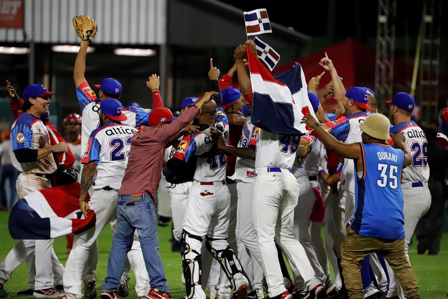 Lino Rivera celebra su primer título de la Serie del Caribe