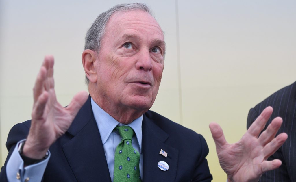 Bloomberg dice sí al aborto en contraste con Trump