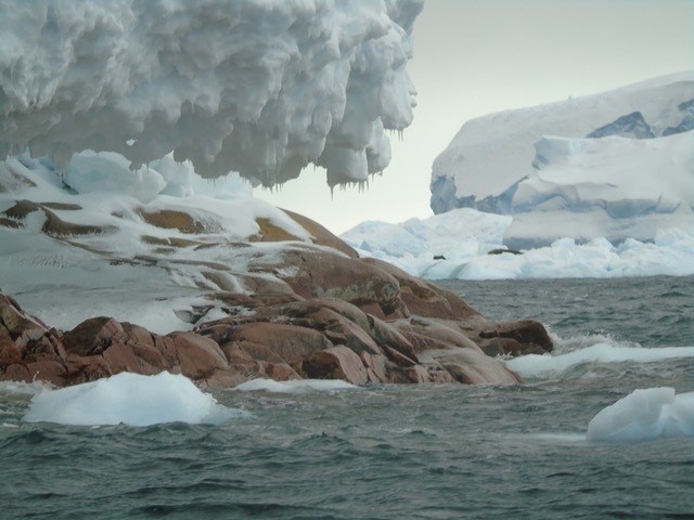 Una isla oculta surge en la Antártida por el deshielo glaciar