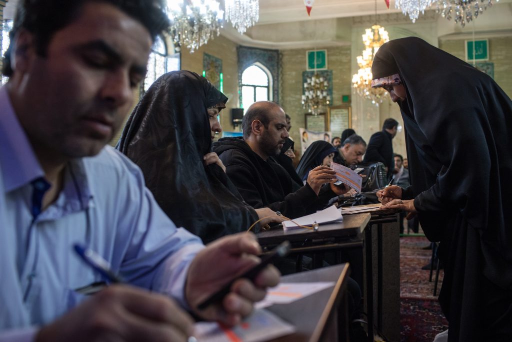 Conservadores ganan "según" por mayoría elecciones al Parlamento iraní