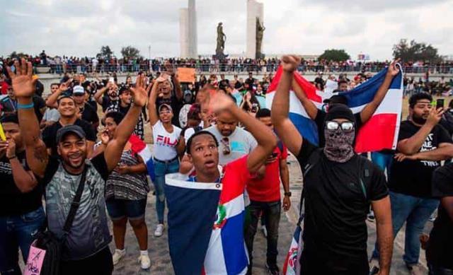 Policía dominicano renunció después de unirse a manifestaciones