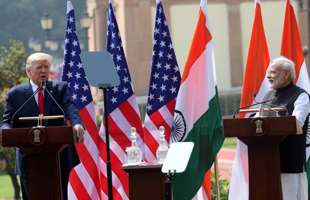 El presidente indio recibe a Trump en Nueva Delhi en segundo día de vista