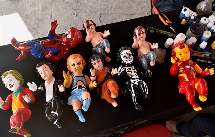 Niños Dios vestidos como personajes de cómic revitalizan tradición en México