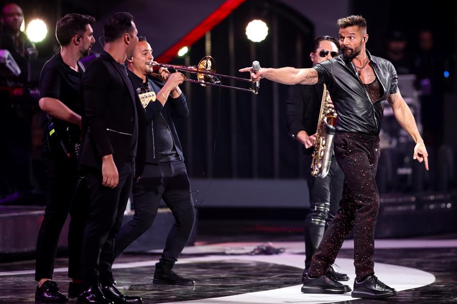 Ricky Martin provoca al "monstruo" en difícil noche inaugural de Viña del Mar