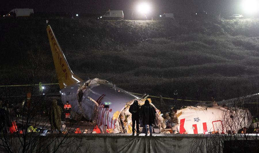 Avión de pasajeros se parte en tres al aterrizar en Turquía