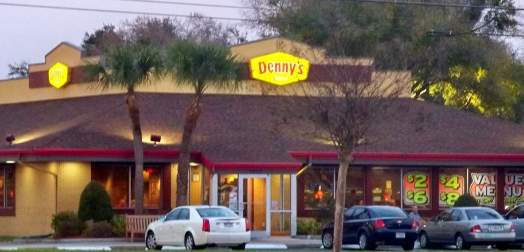 Hispano de Florida demanda a restaurante Denny's tras contraer hepatitis