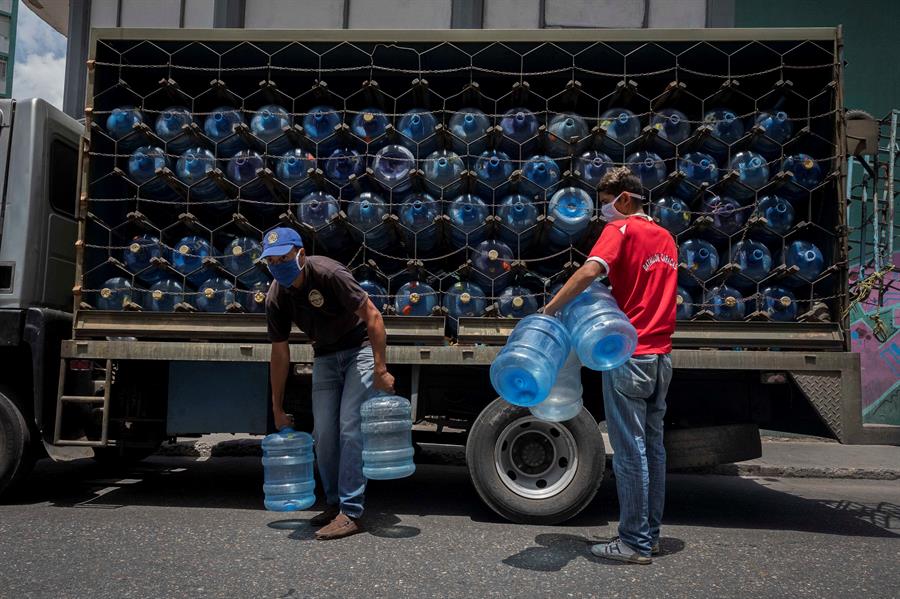 La falta de agua obliga a desafiar la cuarentena en Venezuela