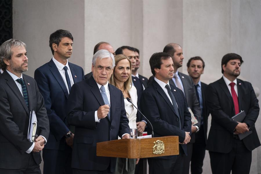 Piñera corresponsabiliza a las mujeres por la violencia machista