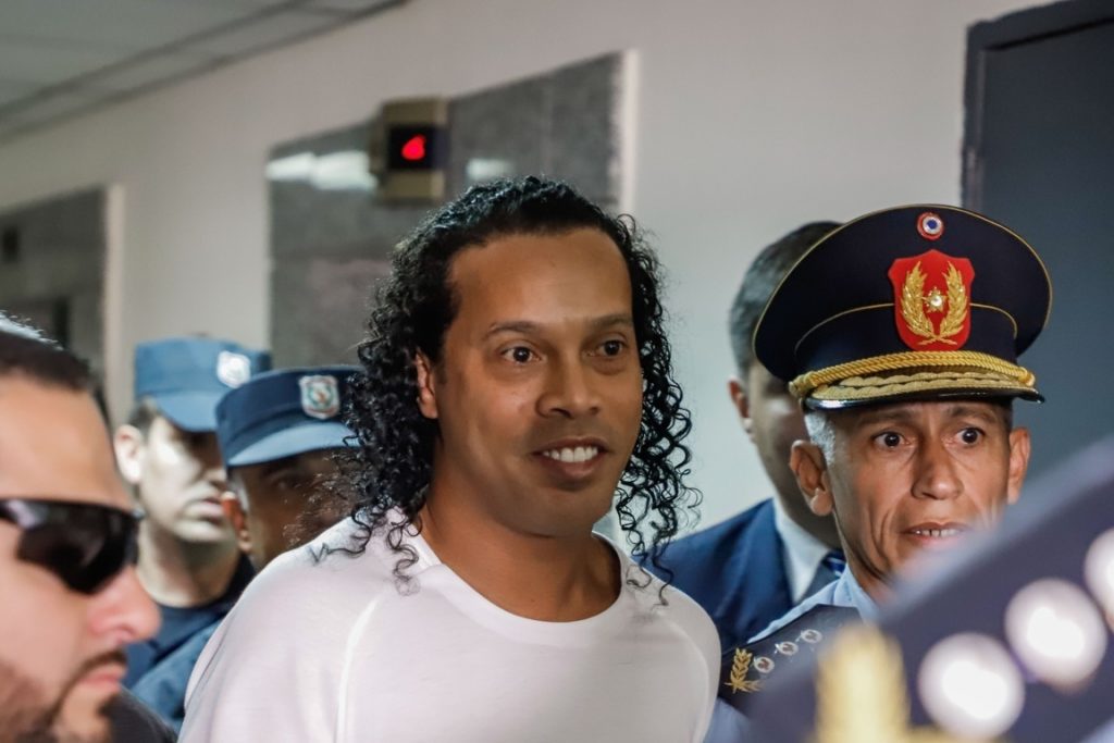 Ronaldinho sale de la cárcel tras pagar fianza millonaria