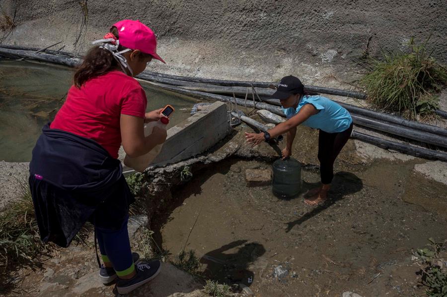 La falta de agua obliga a desafiar la cuarentena en Venezuela