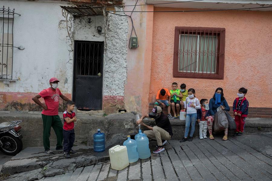 La falta de agua obliga a desafiar la cuarentena en Venezuela