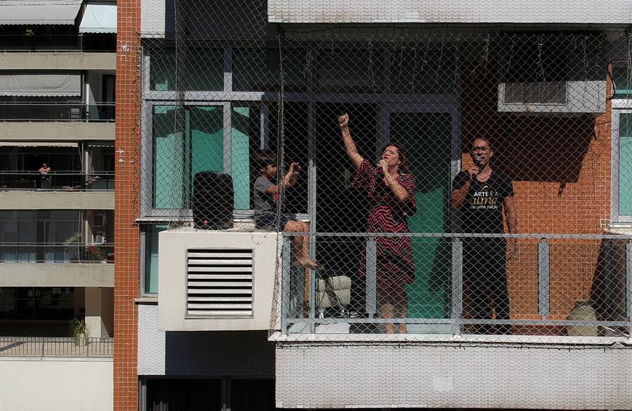 Pareja de cantantes de ópera ofrece conciertos desde balcón a vecinos en Río