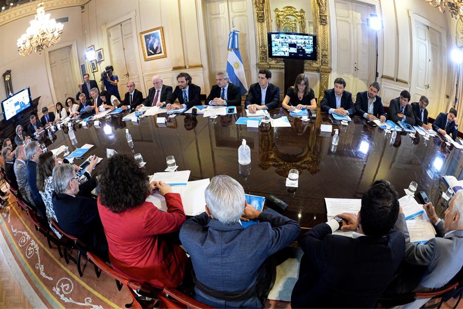 Fernández evalúa parar Argentina durante 10 días
