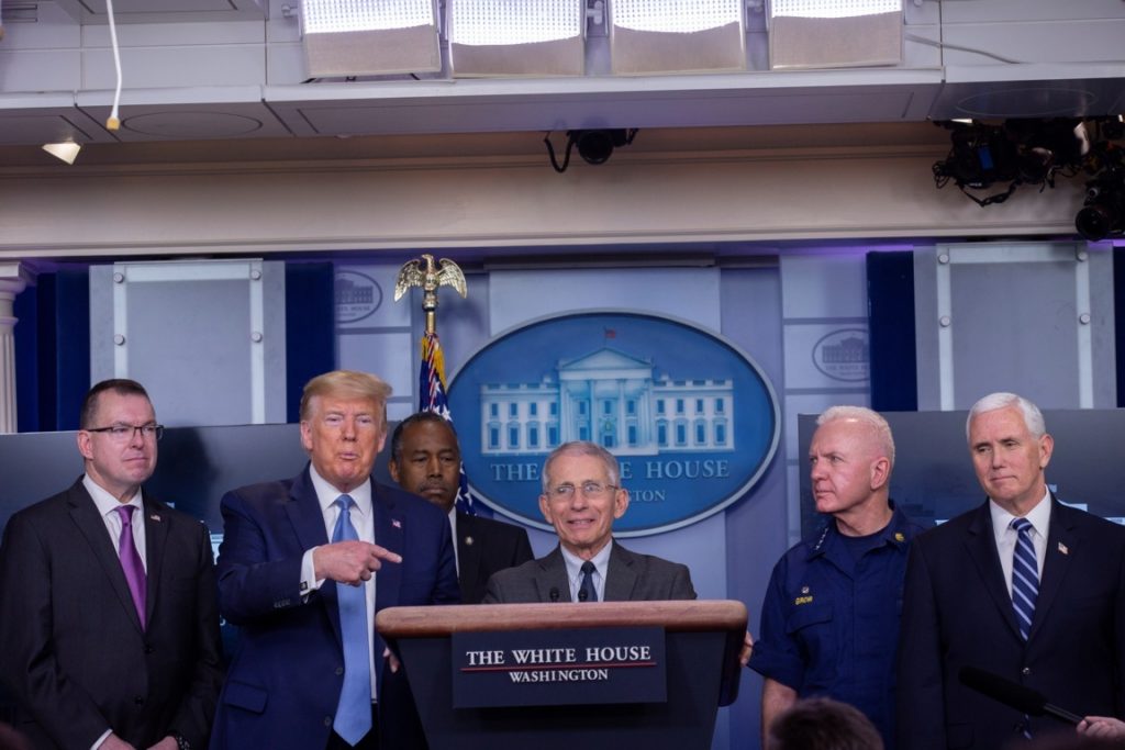 El doctor Fauci, equilibrio y presión a Trump en la lucha contra el COVID-19